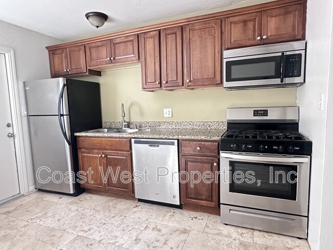 4859 1/2 Naragansett Ave - 4859 1/2 Naragansett Ave Condo