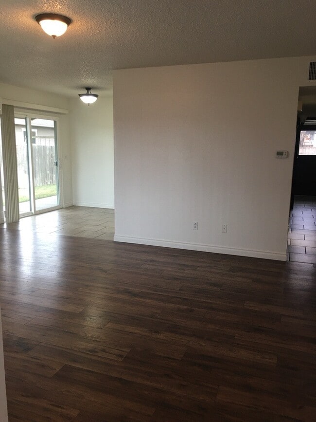 Photo - 2063 Parish St