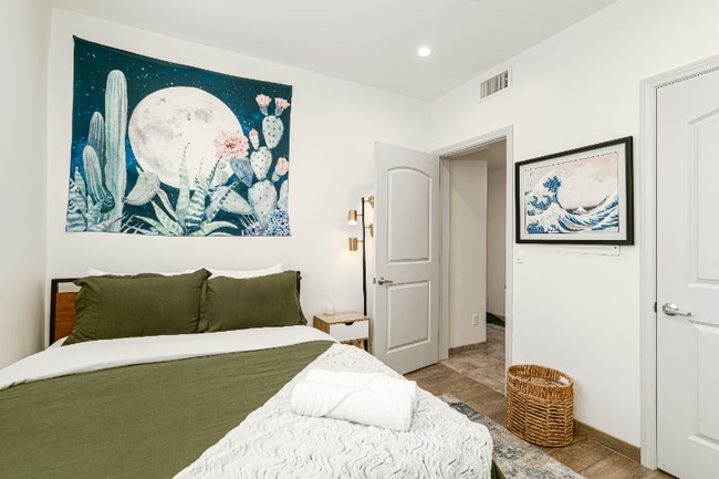 Photo - 953 Normandie Ave Unidad 204