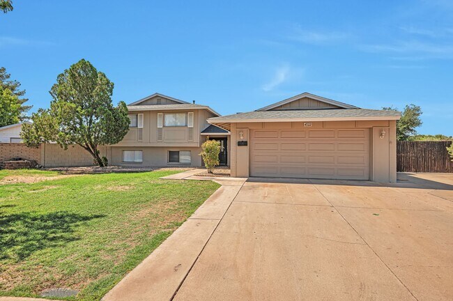 Photo - 6 Bedroom 3.5 Bath, Large Pool and Backyard