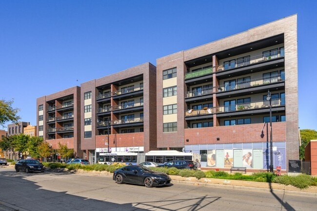 Building Photo - 1822 W Irving Park Rd Unit 403