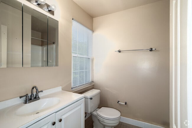 2BR, 2BA - 1,026SF - Townhome - Primary Bathroom