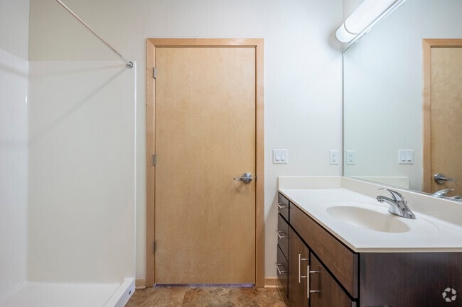 1BR, 1BA - 795SF - Bathroom