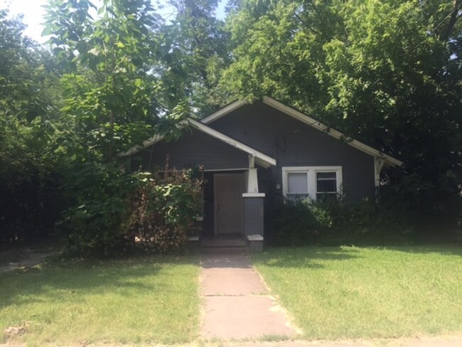 Photo - 2 BEDROOM 1 BATHROOM HOUSE WITH HUGE FENCED BACKYARD