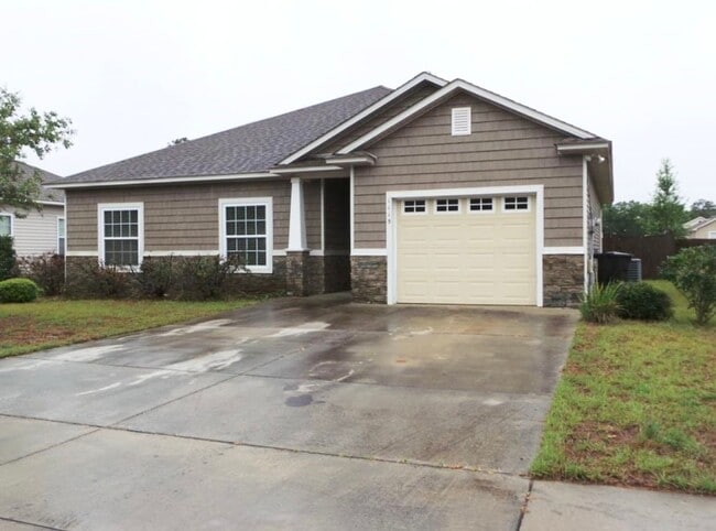 Building Photo - 4 BR/ 2 BA with 1 car garage home located in Villas at Pine Forest