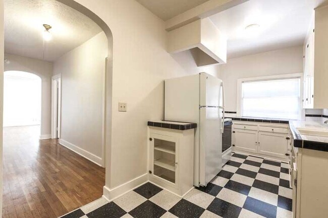 Photo - Queen Anne Apartments