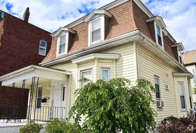 Building Photo - 41 School St Unit 2 Rental