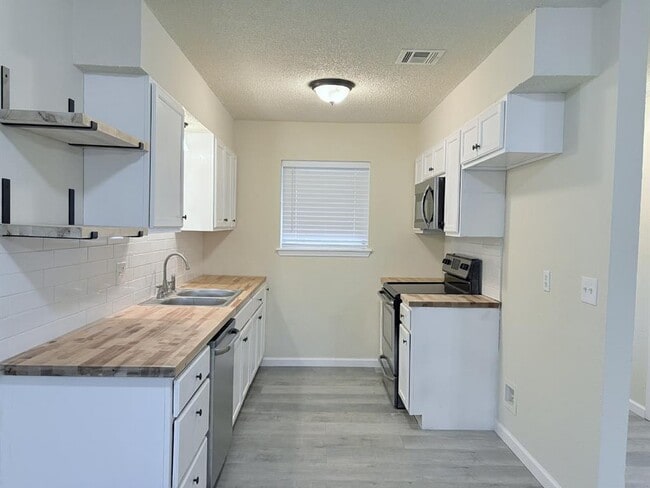 Photo - 711 Meadow Lake Dr
