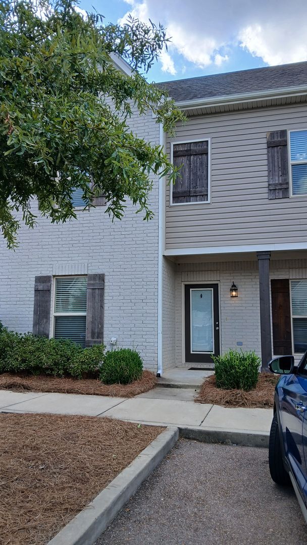 Building Photo - 4 Bedroom/4.5 Bath Rental