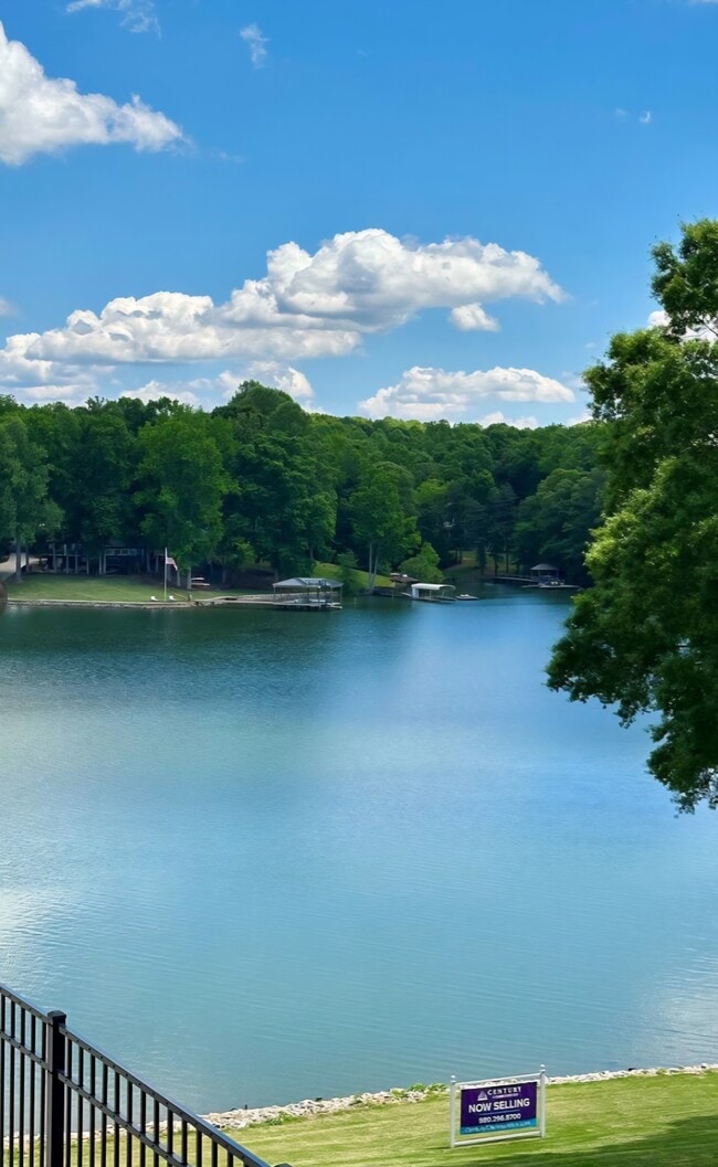 Building Photo - 4455 Reed Crk Dr Unit 207