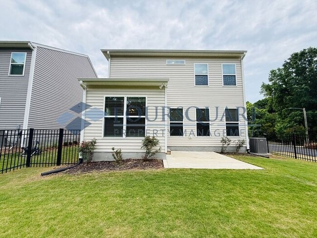 Photo - End-Unit Townhome with Fenced Yard, Washer/Dryer included & 2-Car Garage – Comfortable & Convenie...