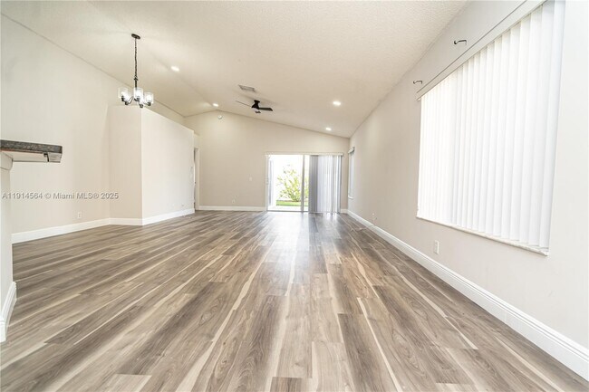 Photo - 1592 Salerno Cir