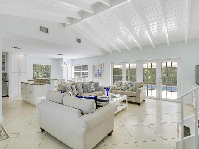 1310 Manor Dr