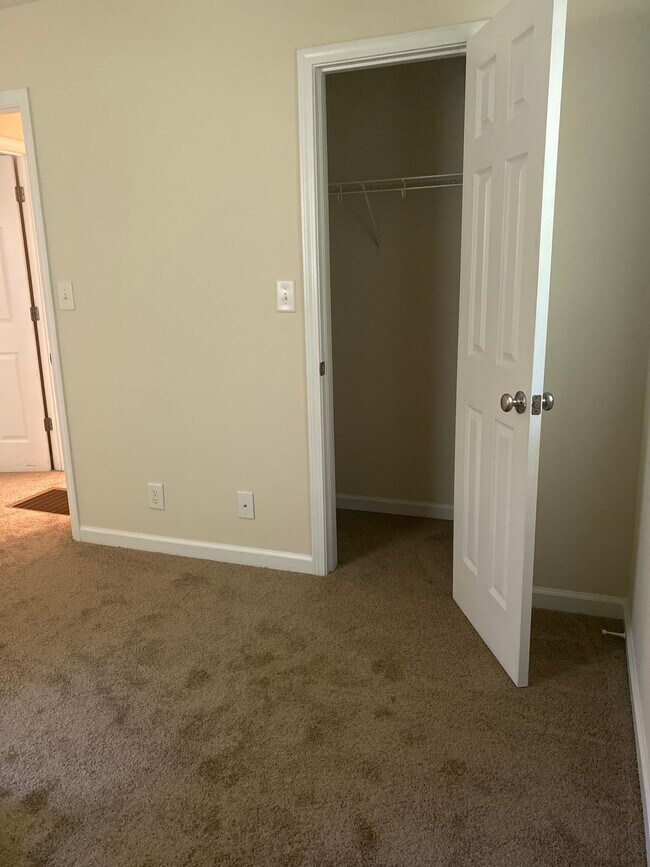 Room 1 - 182 County Line Auburn Rd