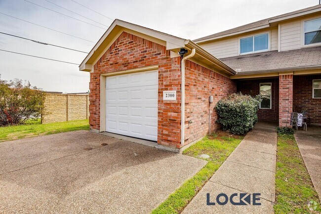 Building Photo - Cozy 2 bed, 1.5 Bath Townhome with Fenced ...