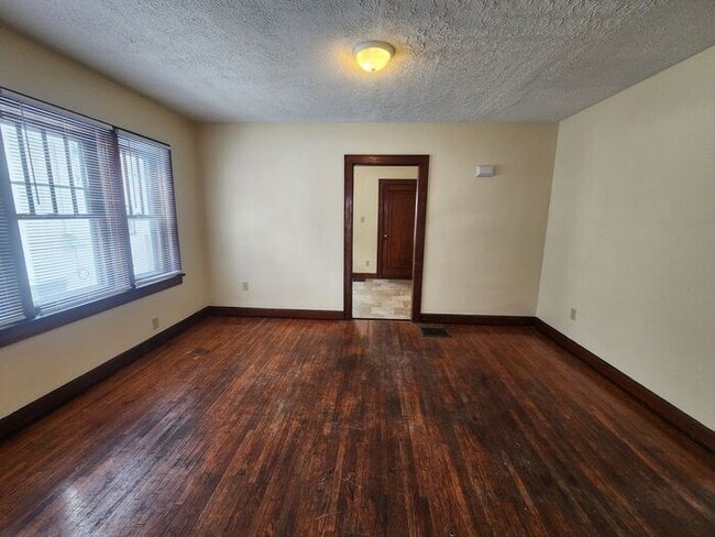 Photo - 2 Bedroom Home Near Union Hospital - Pets Welcome!