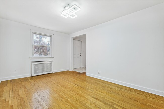 Photo - 5-08-8 Essex Pl