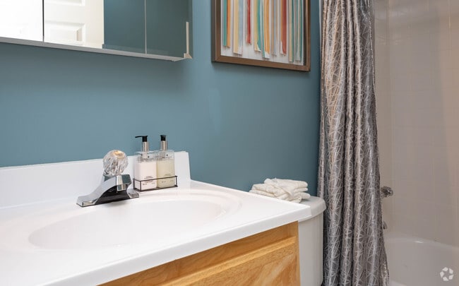 2BR, 1BA - 643 SF