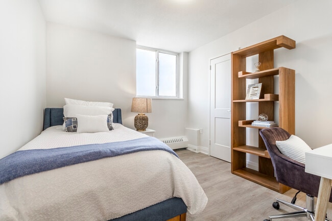 Photo - 633 Northcliffe Boulevard