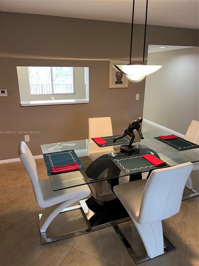 Photo - 12550 SW 15th St Unidad 307E