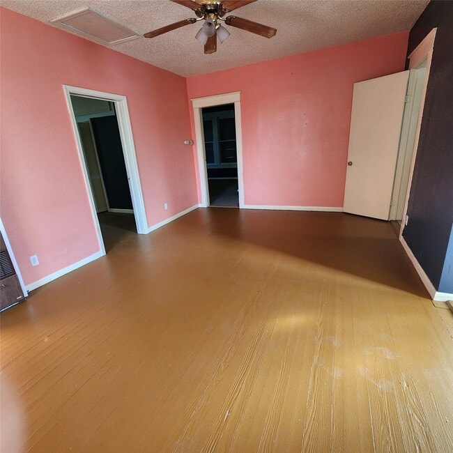 Photo - 4401 Ave Q 1/2