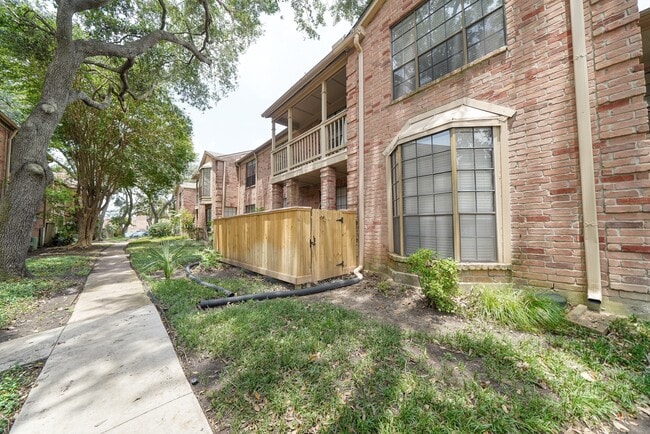 Building Photo - 2255 Braeswood Park Dr Unit 334 Rental