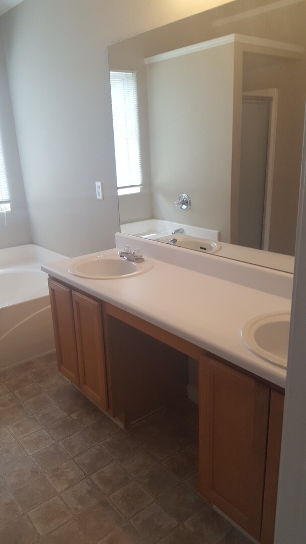 Photo - Large vaulted ceiling and garage- great c...