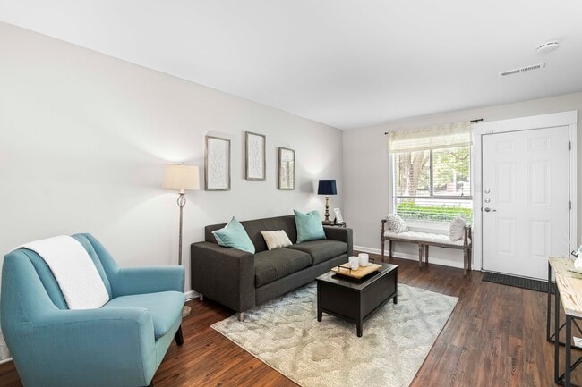 Living room - Brook Hill Townhouse - Students Save Up to...