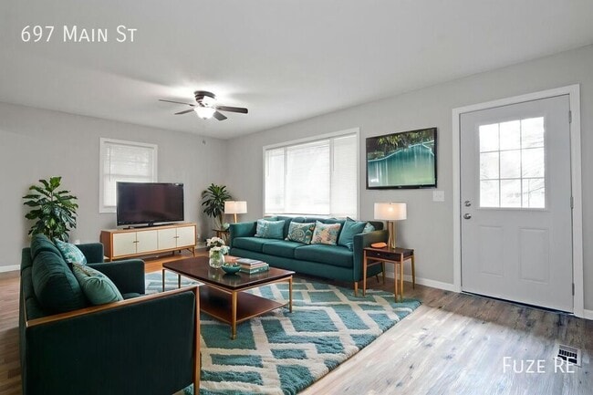 Building Photo - 697 Main St