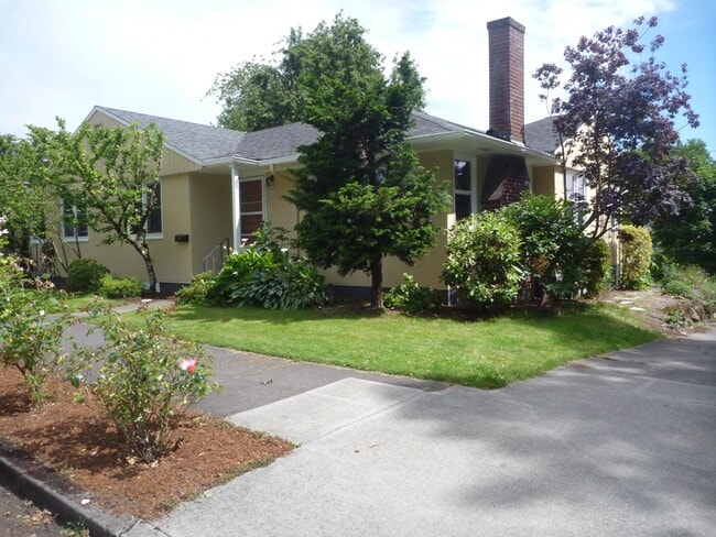 Building Photo - 1406 -1410 NE Skidmore St. Unit ALL UTILITIES INCLUDED 2 Br. Rental