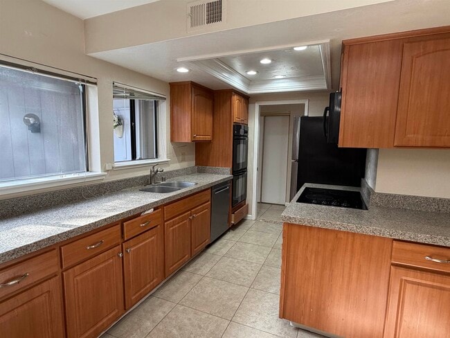 Building Photo - 5143 Oakdale Ct