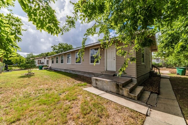 Building Photo - 3-BEDROOM GOVERNMENT HILL DUPLEX