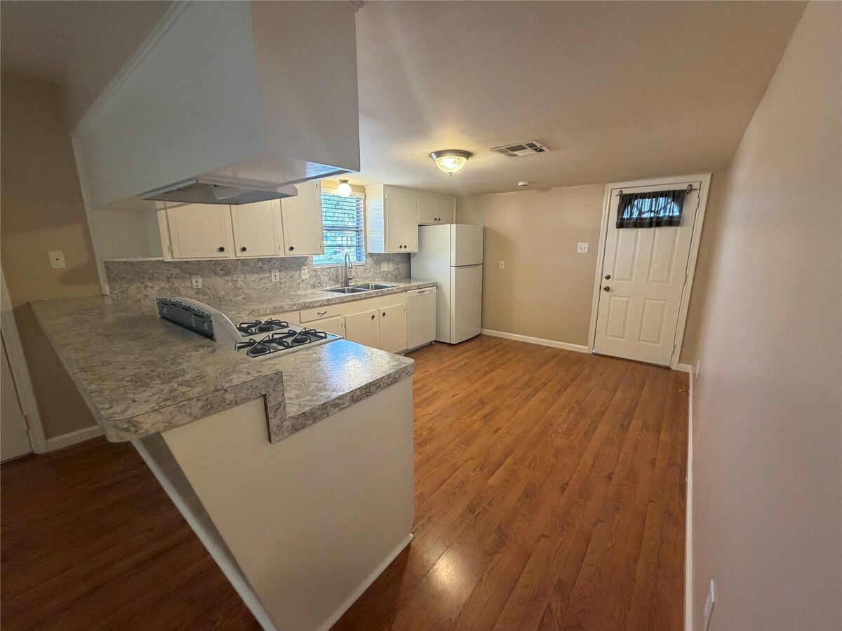 Photo - 5910 Woodview Dr