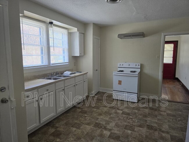 Photo - 3022 Serantine St