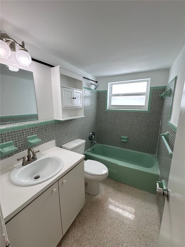 Photo - 2429 SW 9th St Unit 7