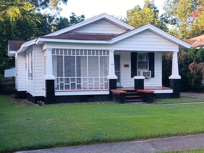 109 Dalzell St