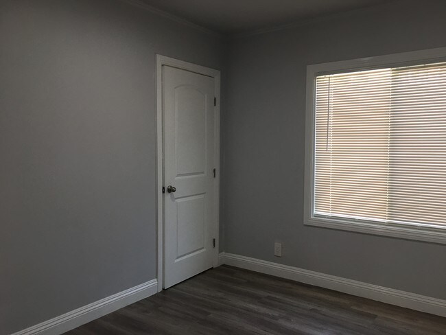 Armario en habitación principal de la entrada - 3212 W 46th St