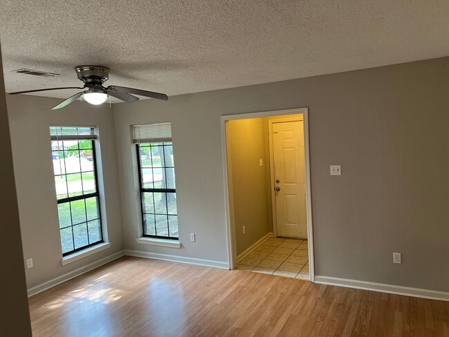 Photo - 2135 Raintree Dr