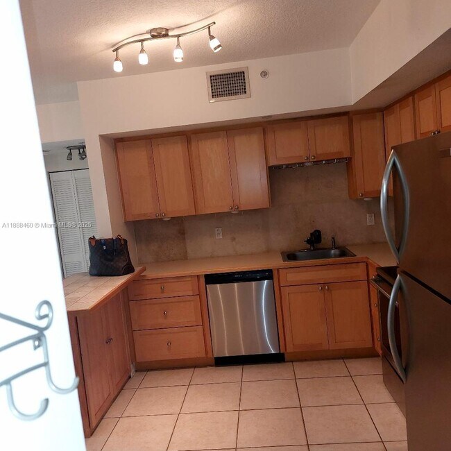 Photo - 2630 SW 28th St Unit 16