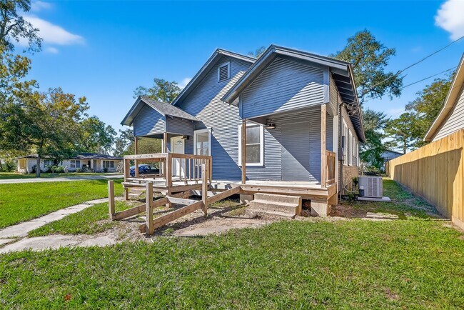 Photo - 301 E 3rd St