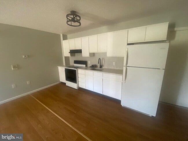 Building Photo - 2712 N Main Ave Unit 102 Rental