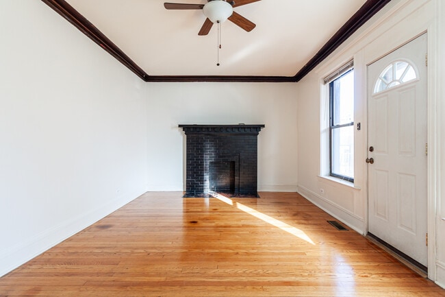 Photo - 910 W Belle Plaine Ave Unit 1