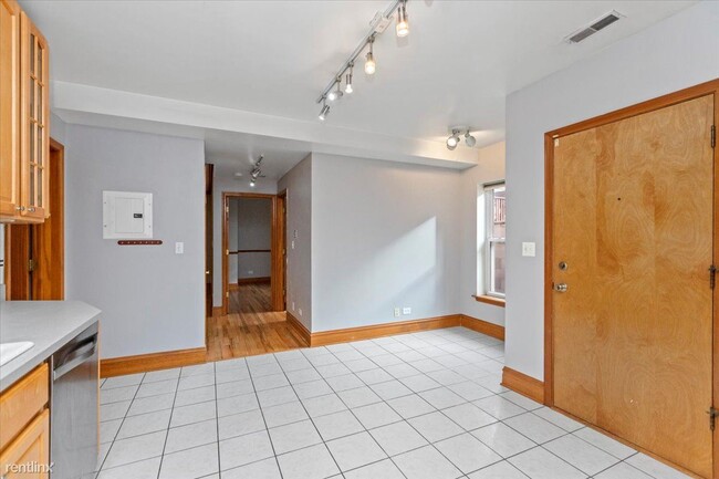 Photo - 2 br, 2 bath Condo - 915 W Sunnyside Ave