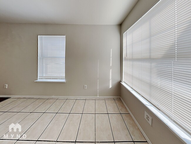 Photo - 314 Queens Ct N