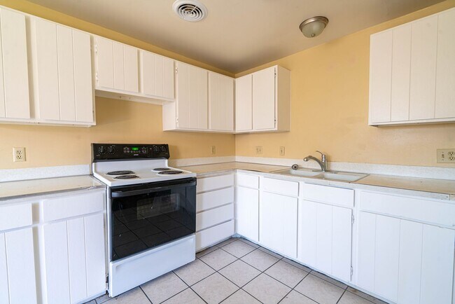 Photo - Sunny & Inviting Apartment with Clean Finishes in Great Location Unit #5