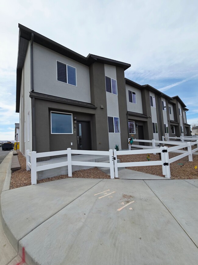 Photo - 2786 Caspian Wy