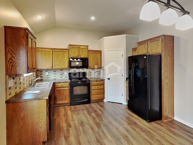 Photo - 643 E Apache St