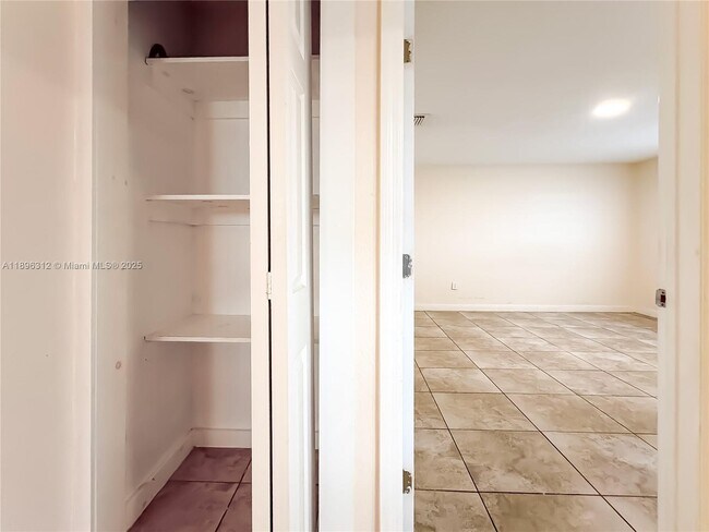 Photo - 1202 NW 61st St Unidad 3