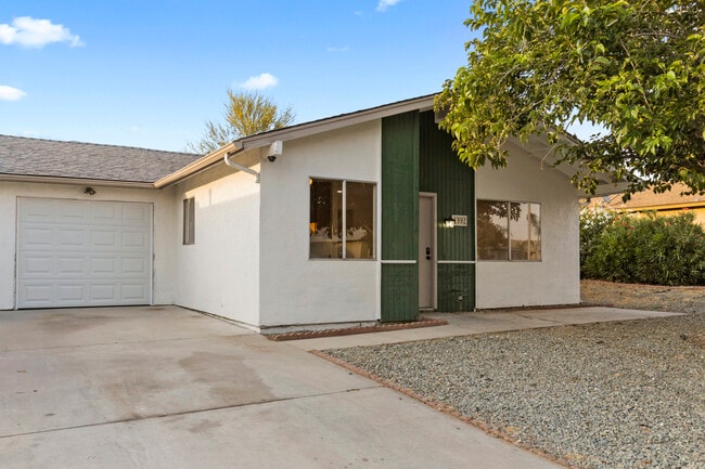 Building Photo - 1992 W Oakland Ave