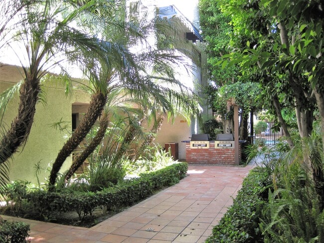 Building Photo - 18530 Hatteras St Unit 105